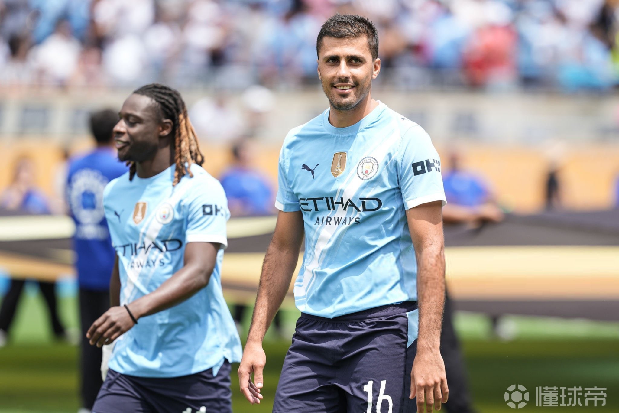 给你修修胡子，瓦科分享自己用剪刀剪克雷桑胡子的照片（瓦科晒照：亲自拿剪刀为克雷桑修胡子）