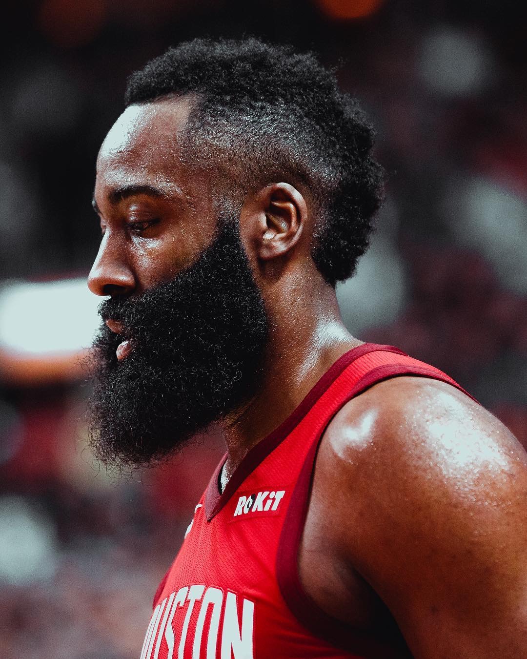 尤文全队和球迷一起出现在登机口，斯帕莱蒂和球迷们友好互动（尤文全队与球迷齐聚登机口，斯帕莱蒂亲切互动）