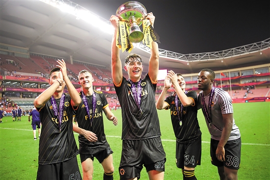 横看成岭侧成峰，乔治娜晒出差照秀出傲人身材（换个角度皆风景，乔治娜晒差旅美照尽显好身材）