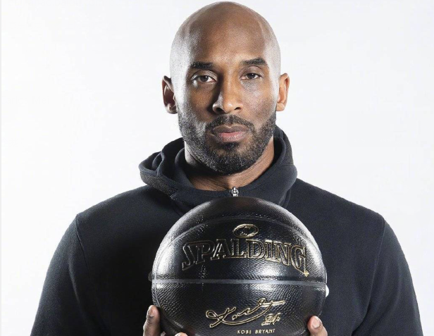 人行道上骑车容易打滑，老哥这么戴头盔，就是在糊弄自己啊（人行道骑车易打滑，这样戴头盔等于自欺欺人）