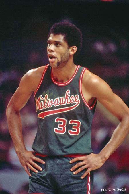 足球国足训练强度升级，体能教练参与指挥（国足加码训练强度，体能教练亲自指挥）